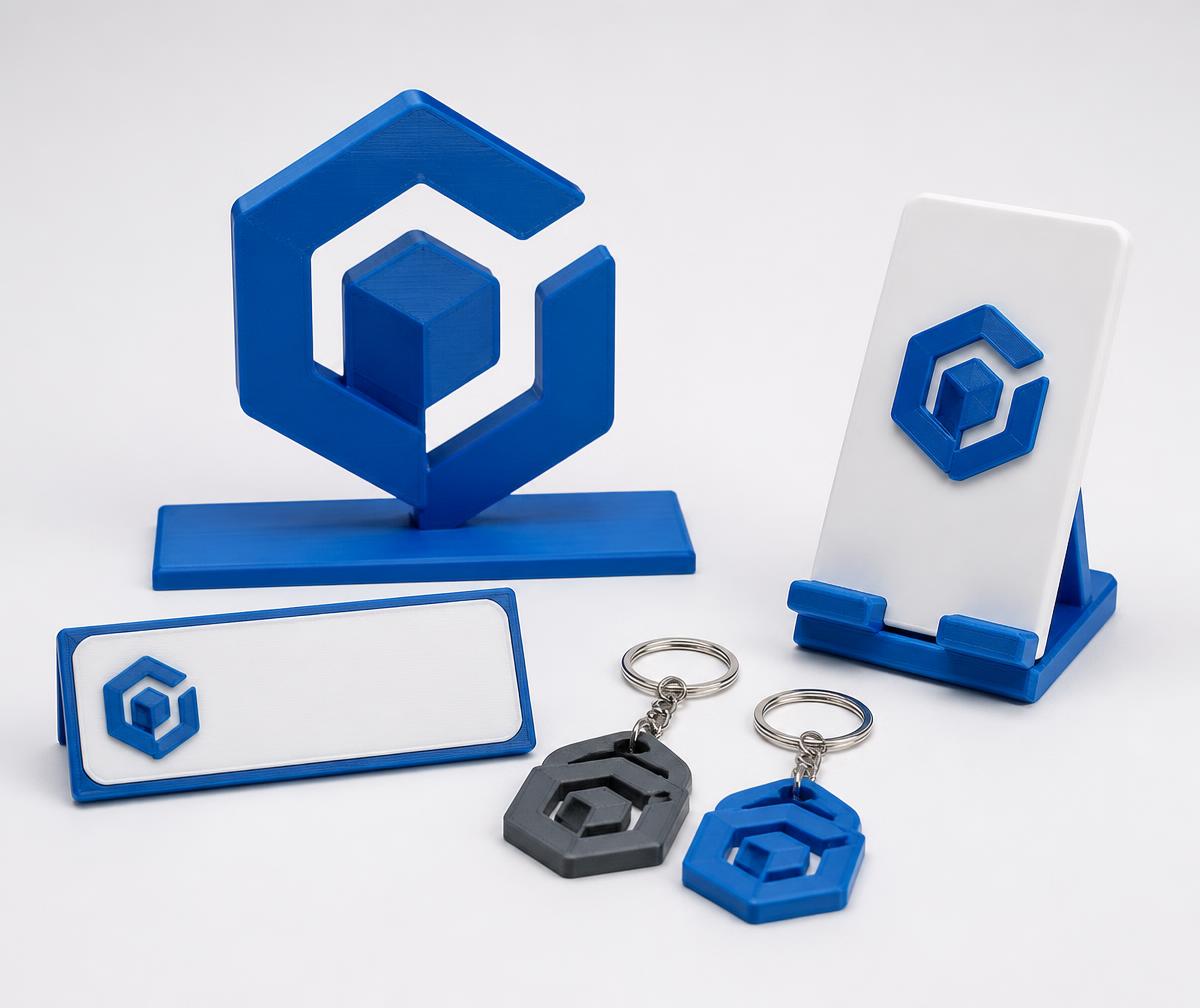 Composição ilustrativa de logo de mesa, placa, chaveiros e suporte impressos em 3D